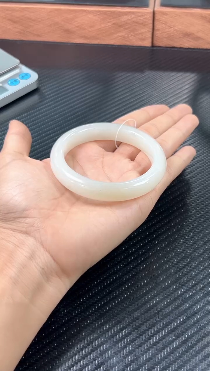 未镶嵌手镯和田玉黑山微色差57 M