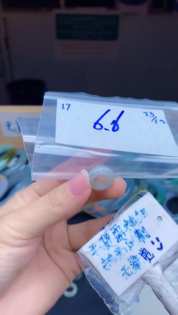 未镶嵌挂件翡翠封***?17毛货需精细抛光挂件多样性拍一发一