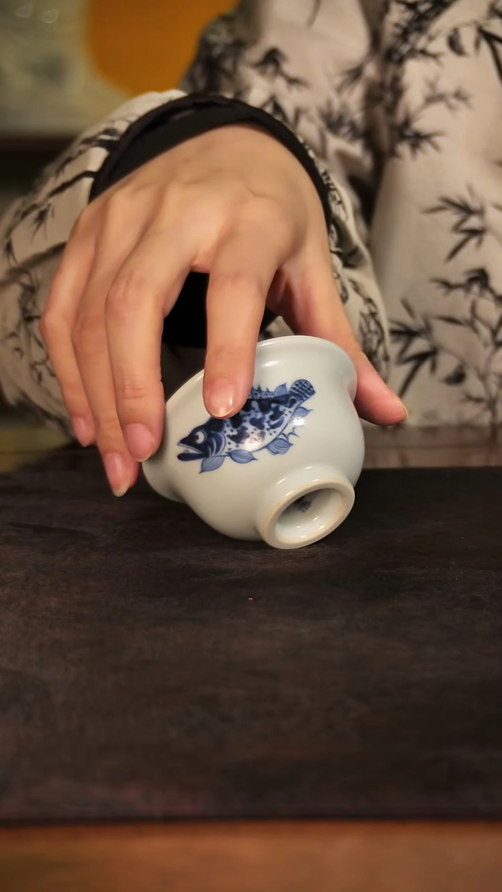 唐语青花鳜鱼小压手杯