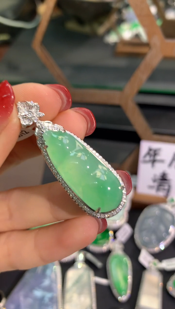 【闪购商品】翡翠吊坠(不含链)18K金镶嵌吊坠