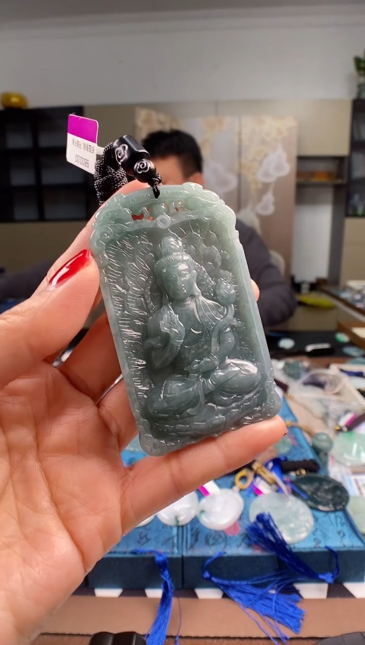 颈饰未镶嵌翡翠  多样性发其一