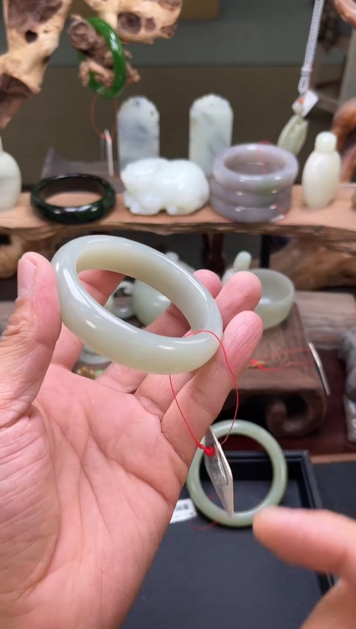 【闪购商品】和田玉手镯未镶嵌且末青白手镯56圈9007352