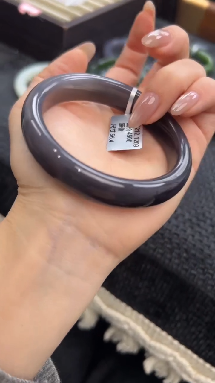 未镶嵌手镯和田玉56.4圈很惊艳的烟紫