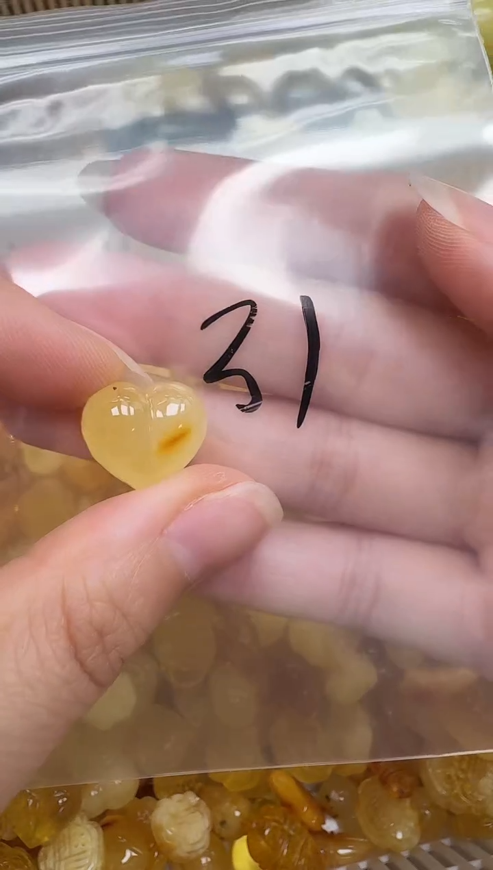 未镶嵌琥珀裸石如图