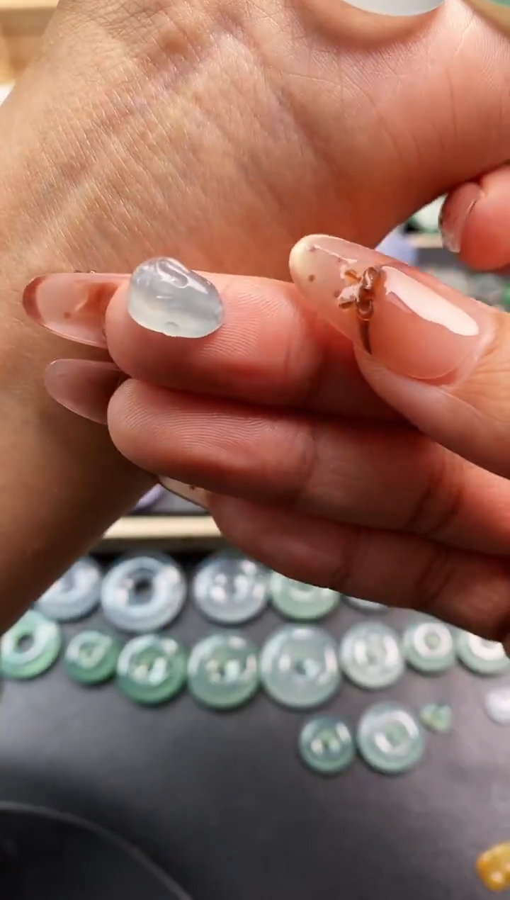 裸石翡翠趴趴兔，通孔，手绳请联系客服