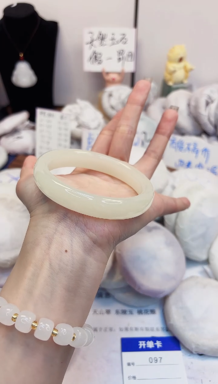 【闪购商品】石英质玉手镯未镶嵌97-玉兰白-圈口62