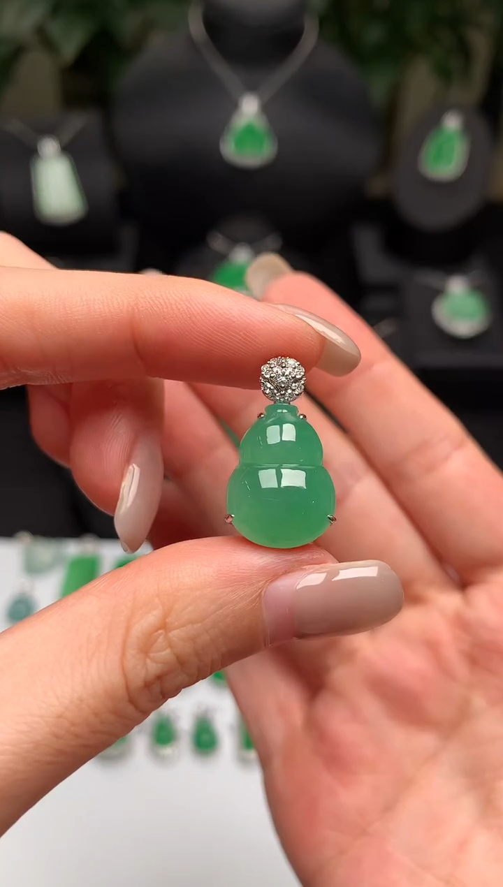 翡翠18K金镶嵌颈饰葫芦