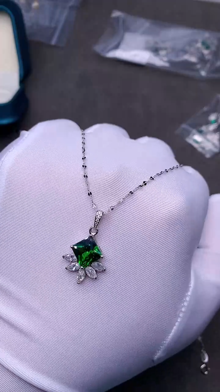 【闪购商品】透辉石吊坠银S925镶嵌........