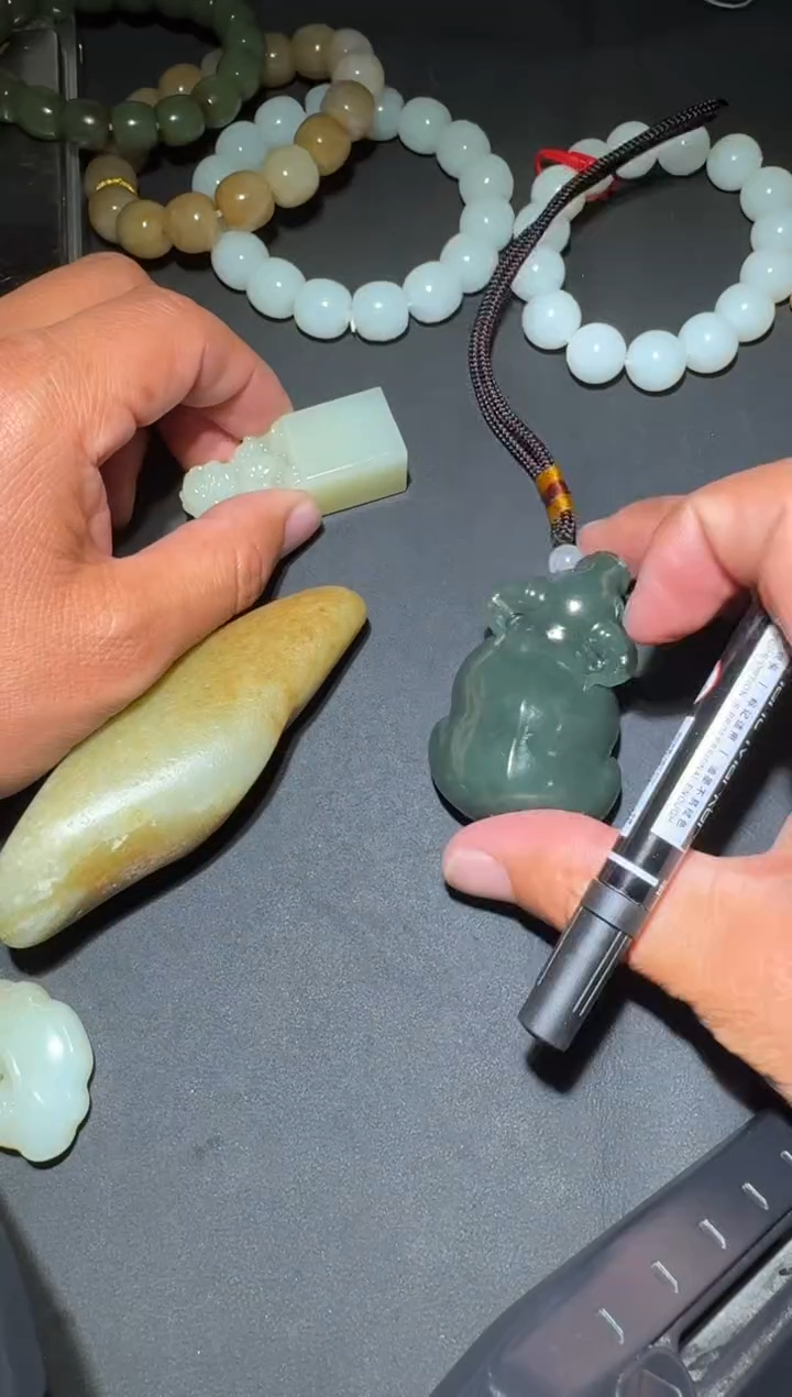 未镶嵌和田玉（糖玉）挂件和田玉