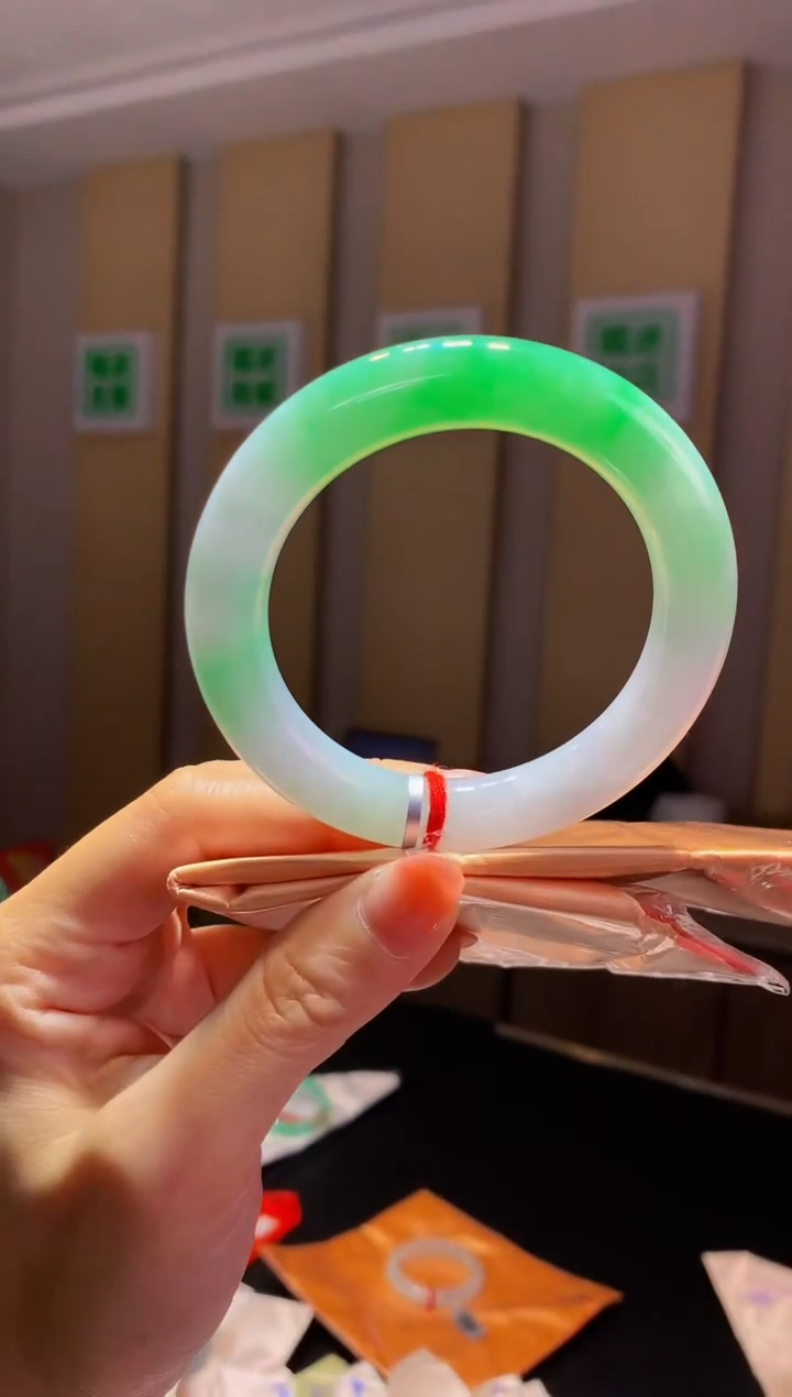 未镶嵌手镯翡翠- 圈口 56.4全款13.9万 定金2万