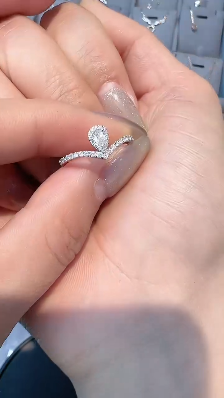 【闪购商品】钻石戒指/指环18K金镶嵌戒指