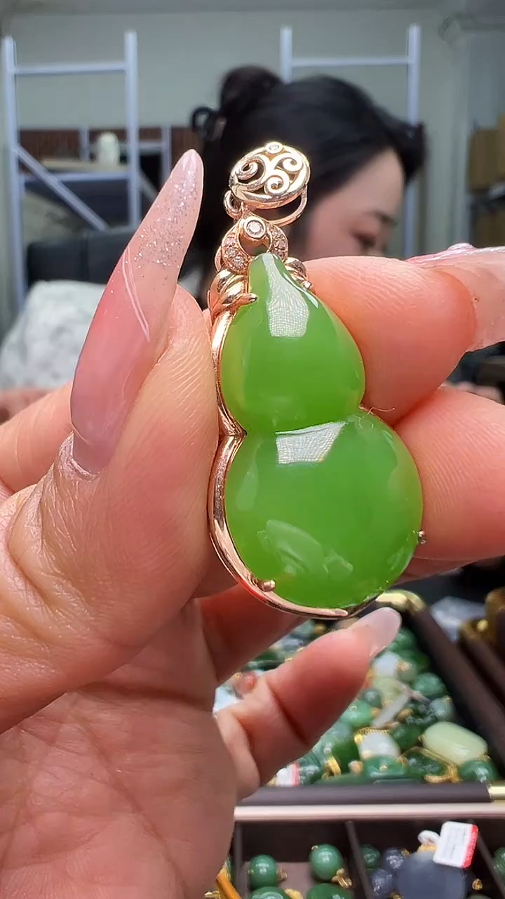 颈饰18K金镶嵌和田玉（多样性发货.发其一)12.27.128