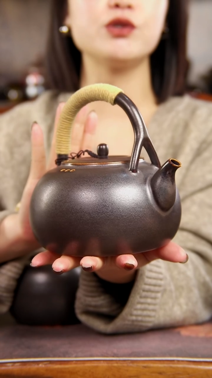 可明火烧制的分叉提梁壶1200cc