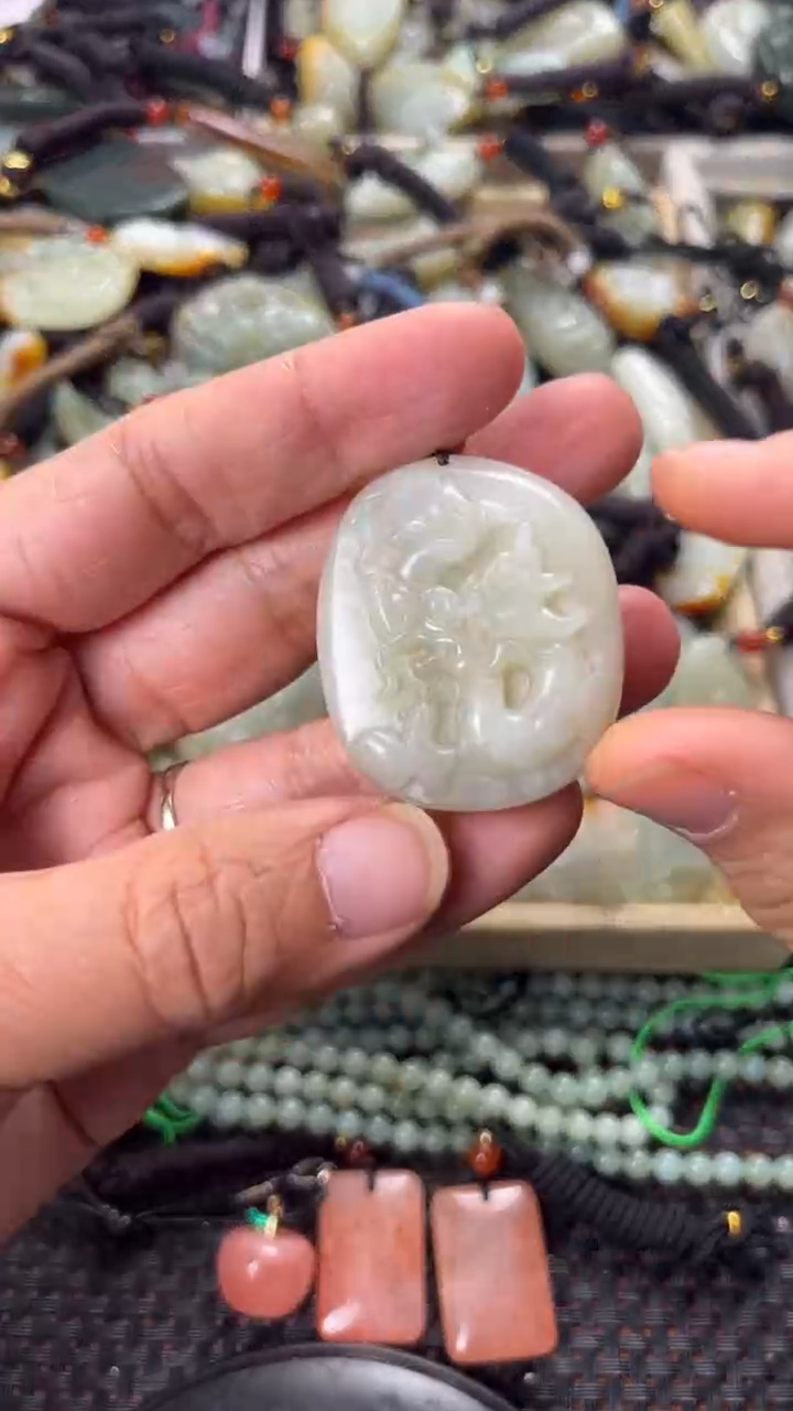 【闪购商品】和田玉颈饰未镶嵌多样性发货没有证书拍一发一有瑕