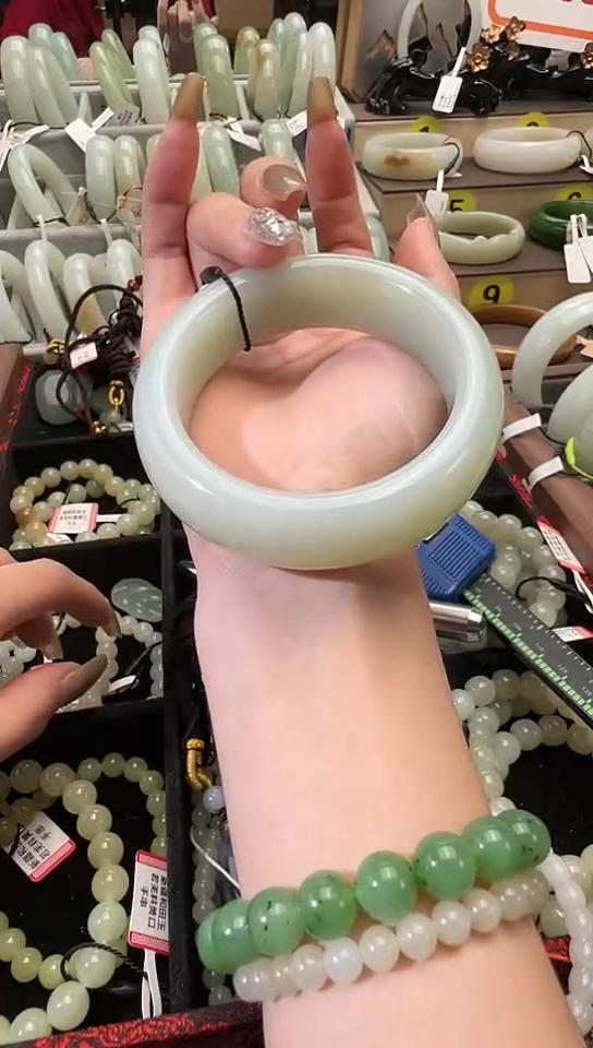 【闪购商品】和田玉手镯未镶嵌且末料高青白手镯54+