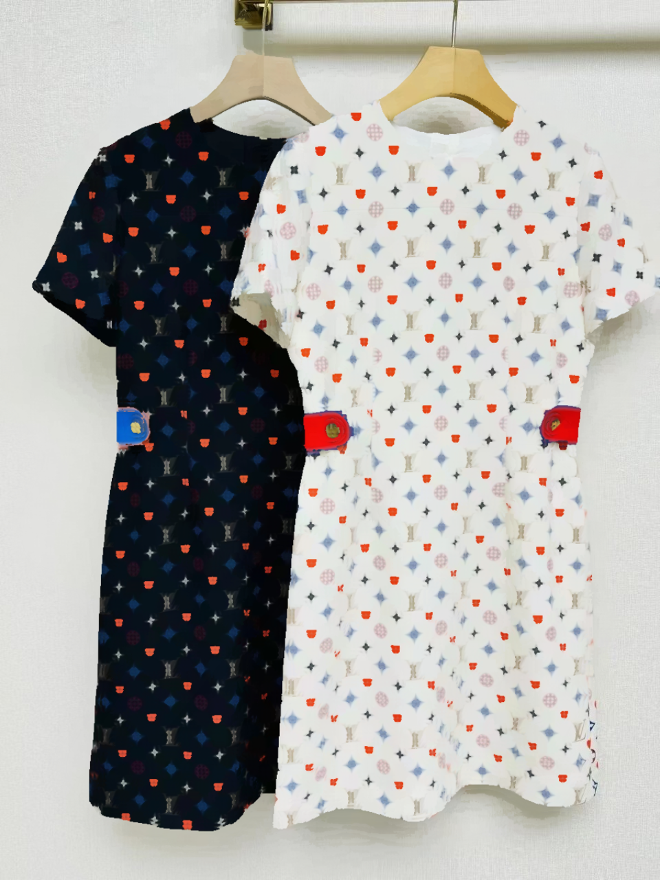 慕溢-130满身字母花黑白两色连衣裙