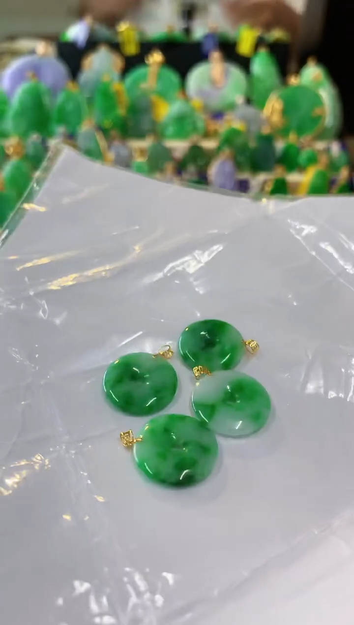 翡翠18K金镶嵌吊坠(不含链)多样性发货其中一件