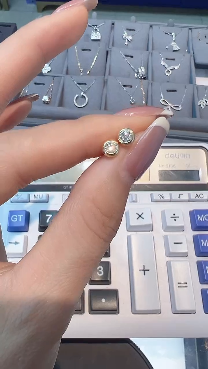 【闪购商品】耳钉18K金镶嵌钻石30分耳钉