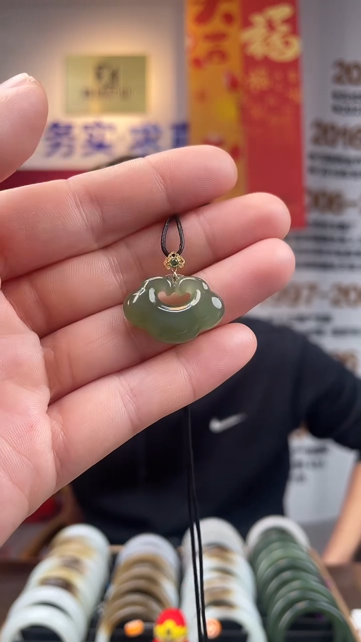 【闪购商品】和田玉颈饰18K金镶嵌沙枣青如意锁吊坠多样性发一件