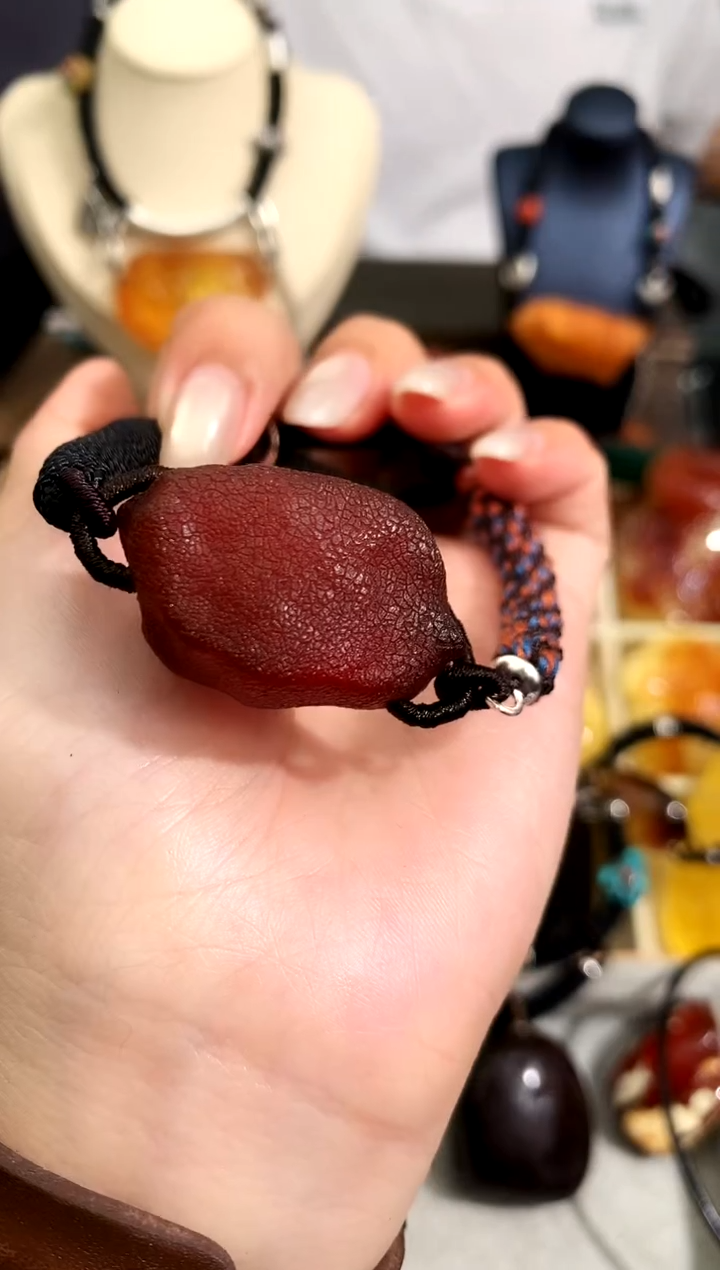 未镶嵌琥珀裸石似玉