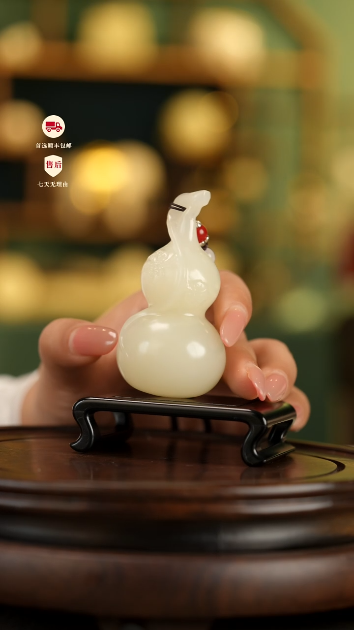 云南石竹叶青雕刻：大叶葫芦手把件