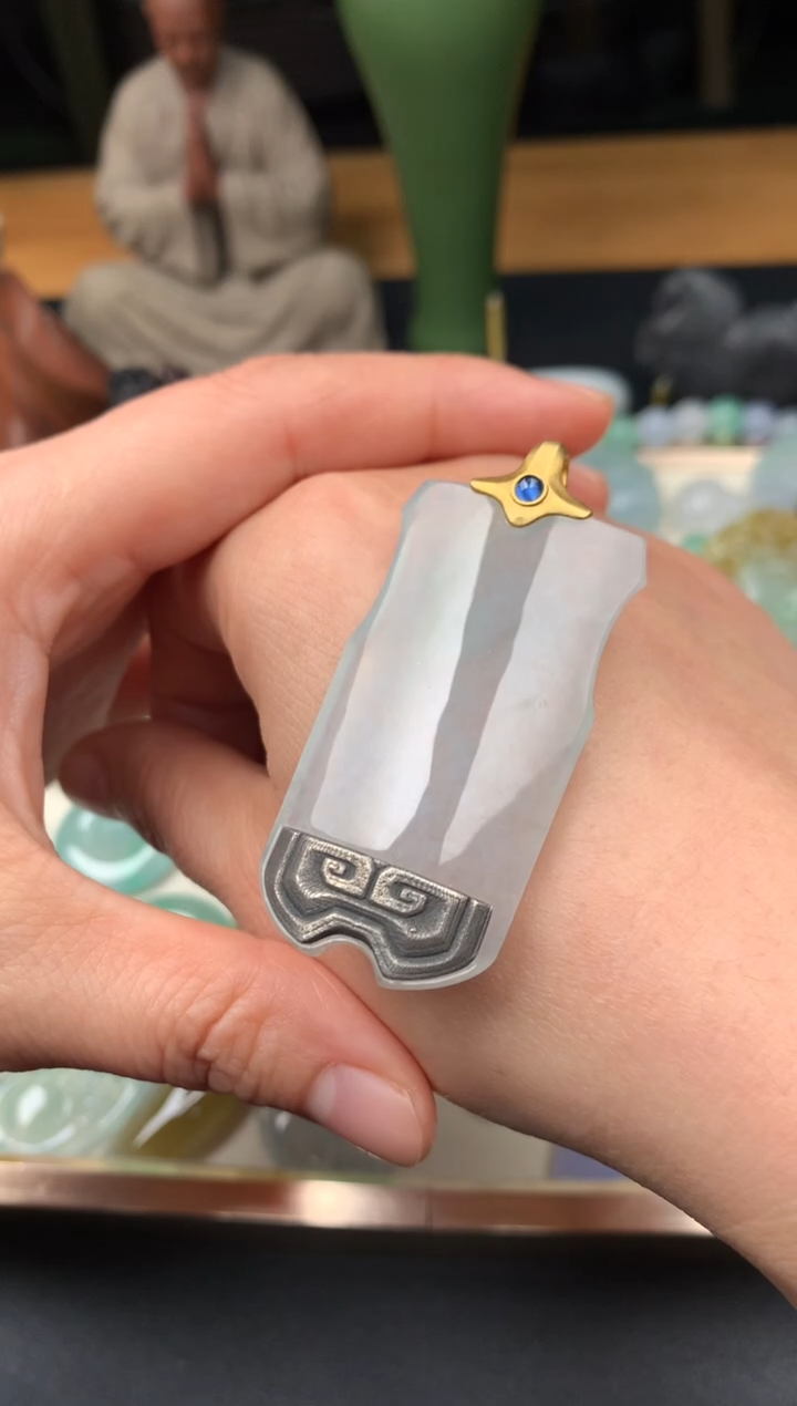 吊坠(不含链)18K金镶嵌翡翠磕*盾牌