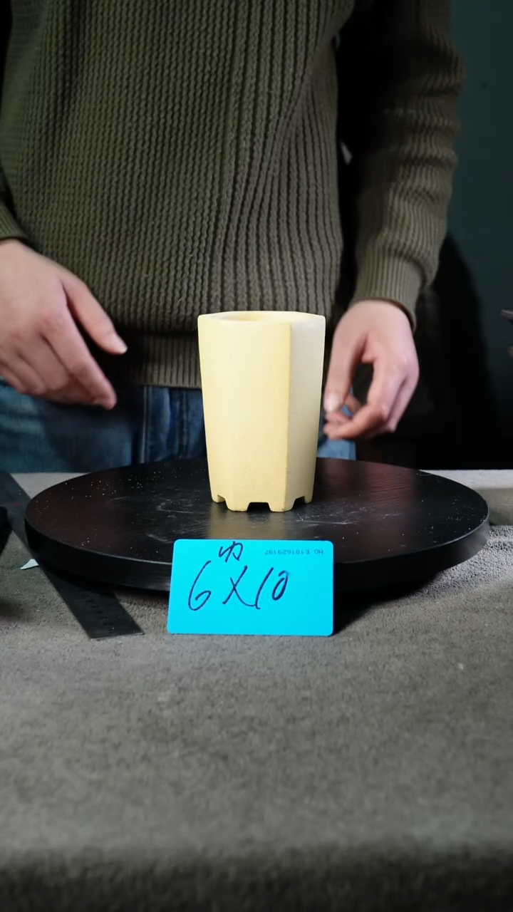 A宜兴紫砂小花盆