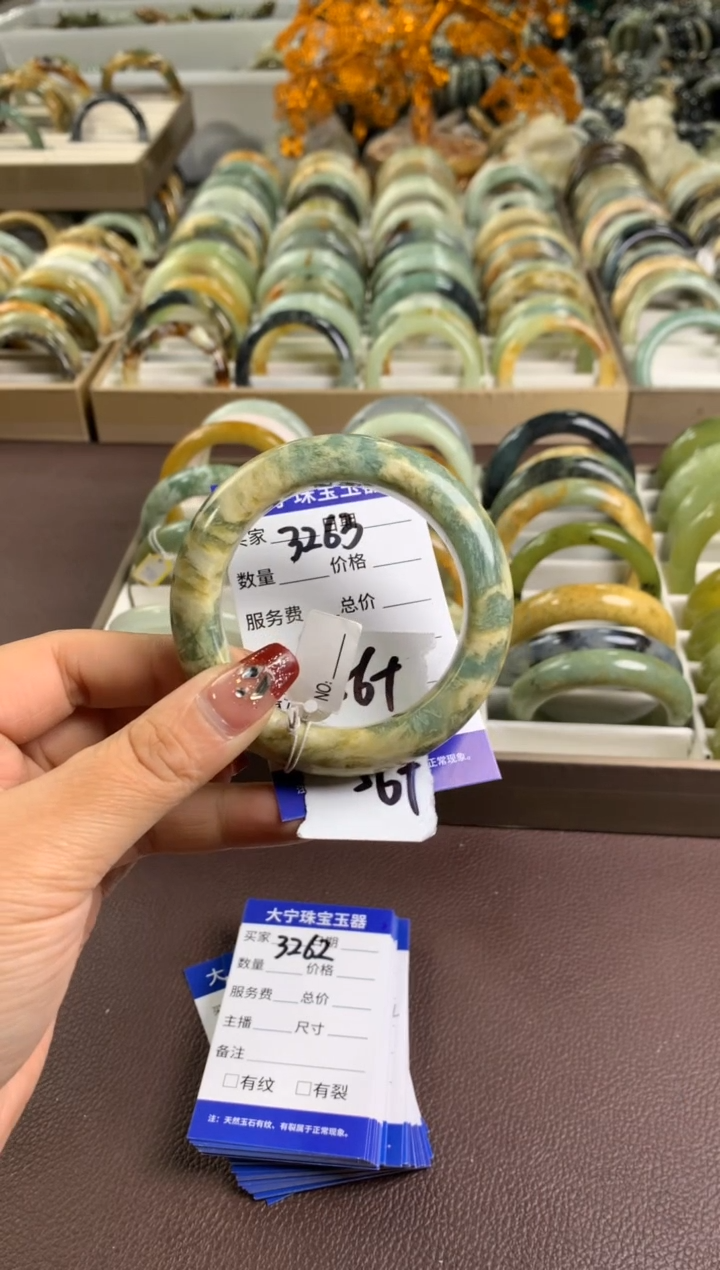 【闪购商品】蛇纹石玉手镯未镶嵌3263