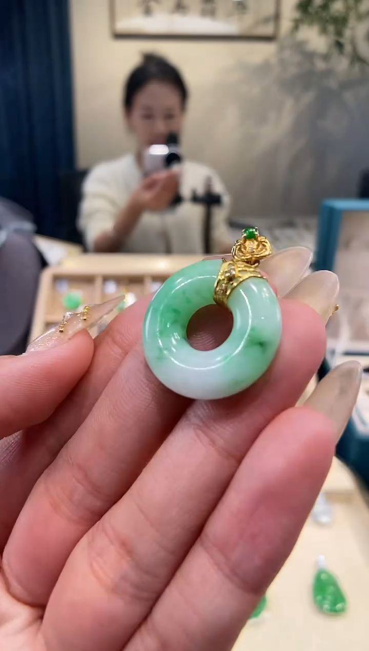 【闪购商品】翡翠吊坠(不含链)18K金镶嵌甜甜圈