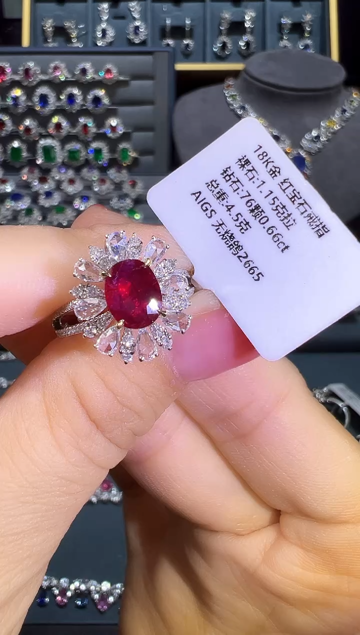 戒指18K金镶嵌红宝石    