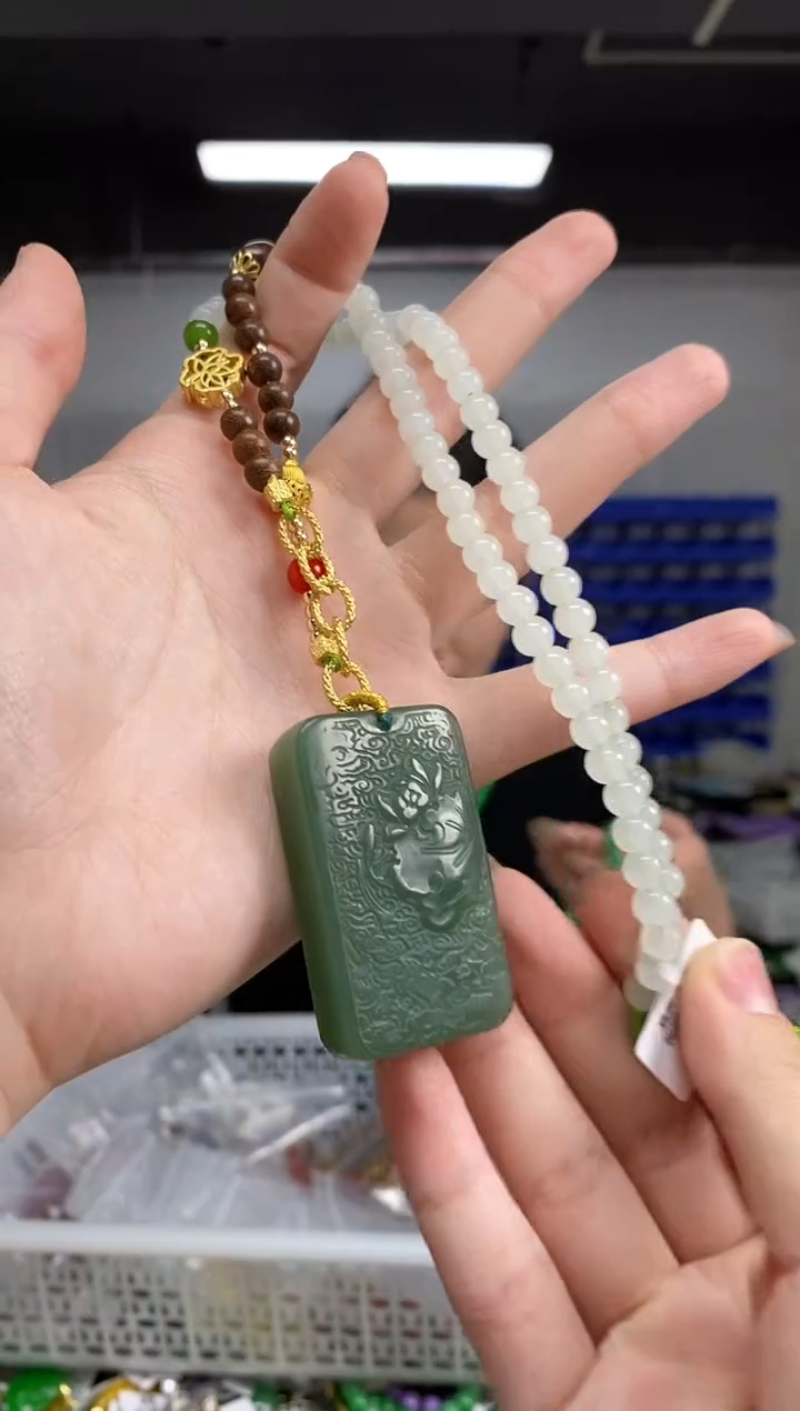 未镶嵌项链石英质玉（金丝玉）多样性发其一颜色微差