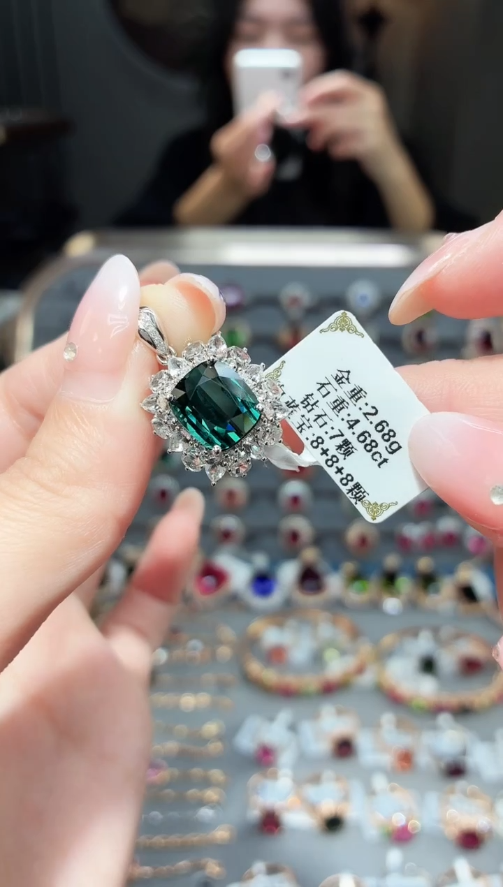 颈饰18K金镶嵌碧玺4.68ct