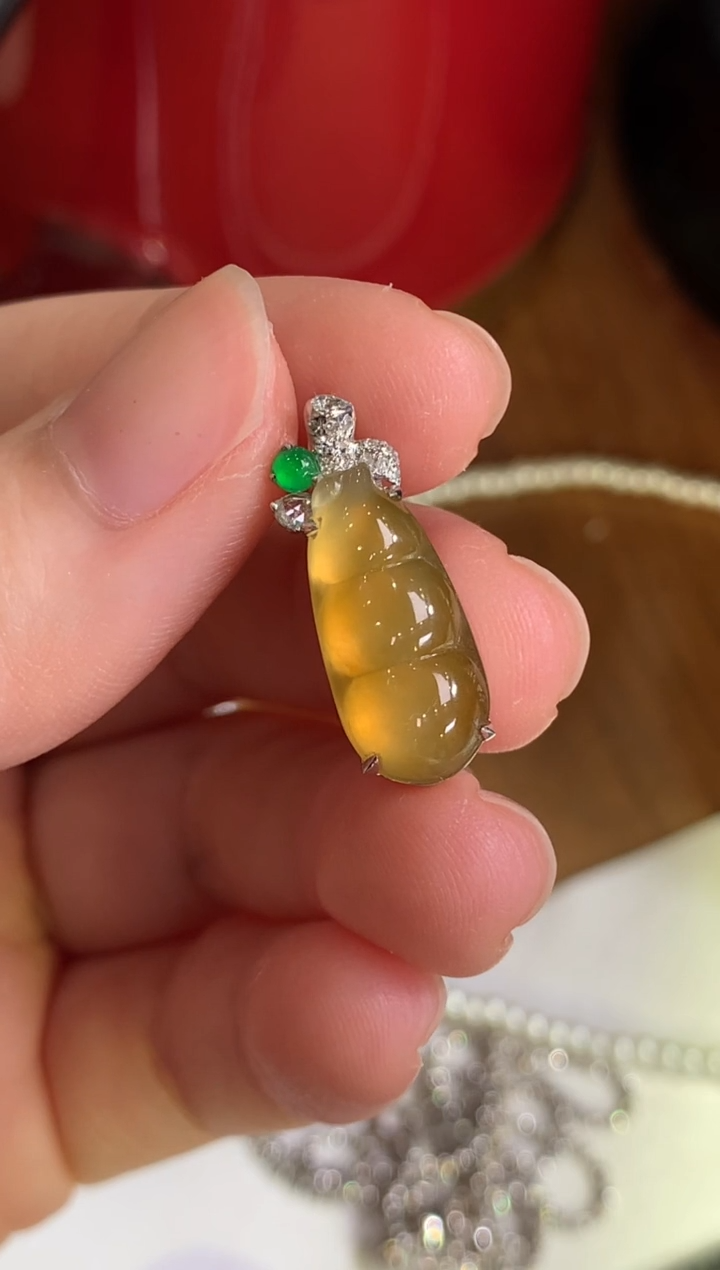 【闪购商品】翡翠18K金镶嵌颈饰黄豆子