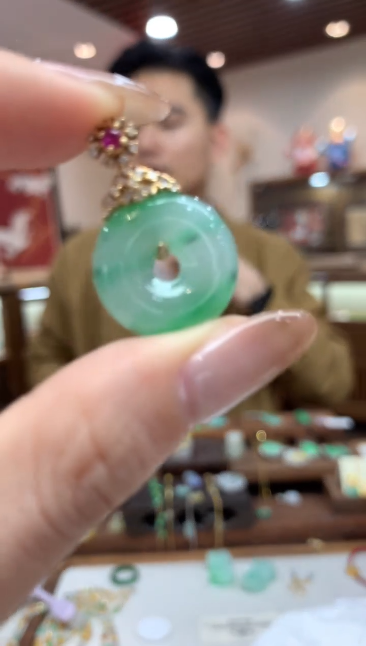 【闪购商品】翡翠18K金镶嵌颈饰甜甜圈