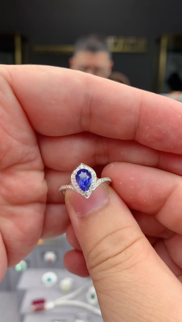 【闪购商品】彩色蓝宝石戒指18K金镶嵌1.5ct紫蓝宝戒指