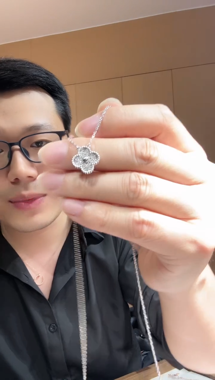 【闪购商品】钻石套链18K金镶嵌满钻四叶草套链GHJ