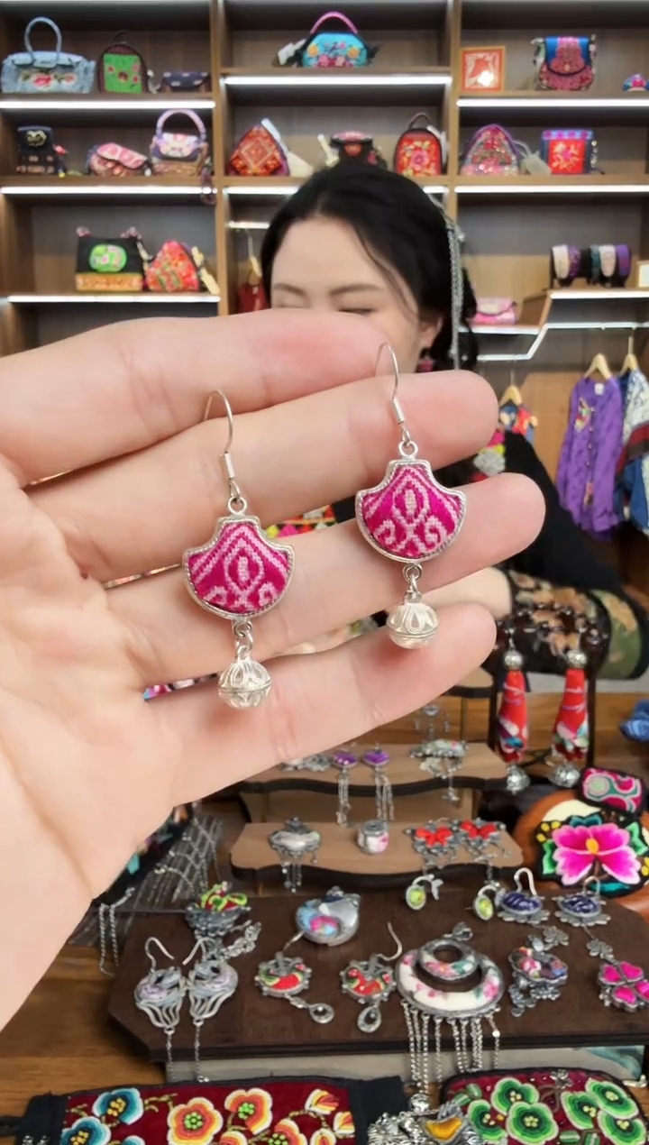 【闪购商品】织绣108蒙阿苏苗绣传承