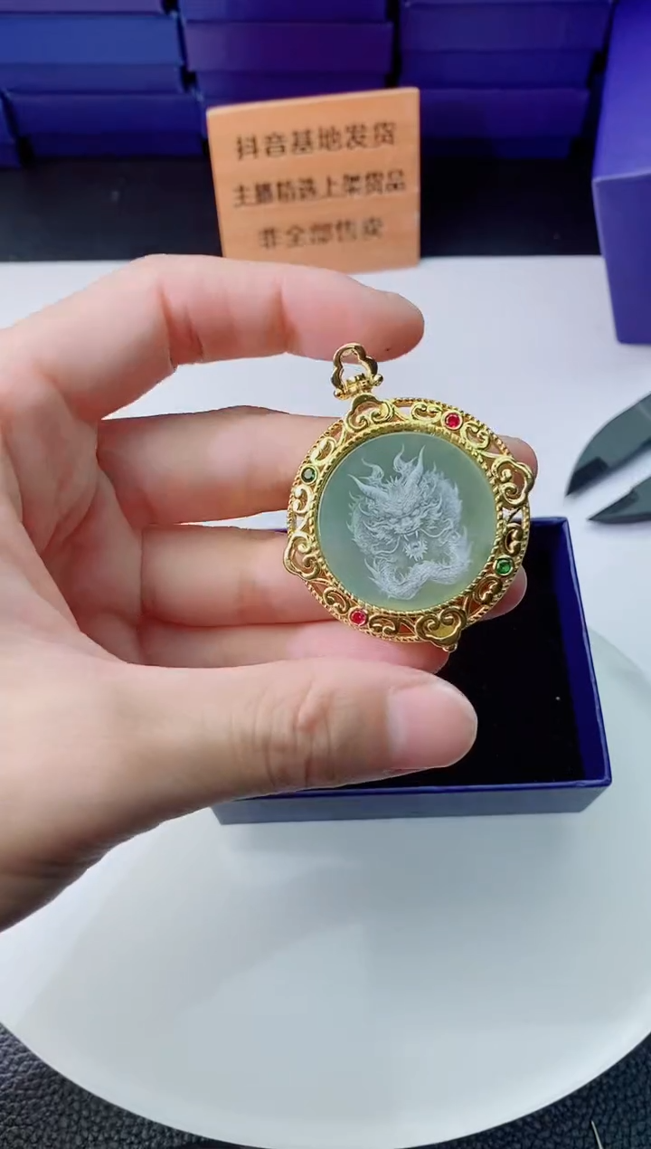 颈饰未镶嵌翡翠   `