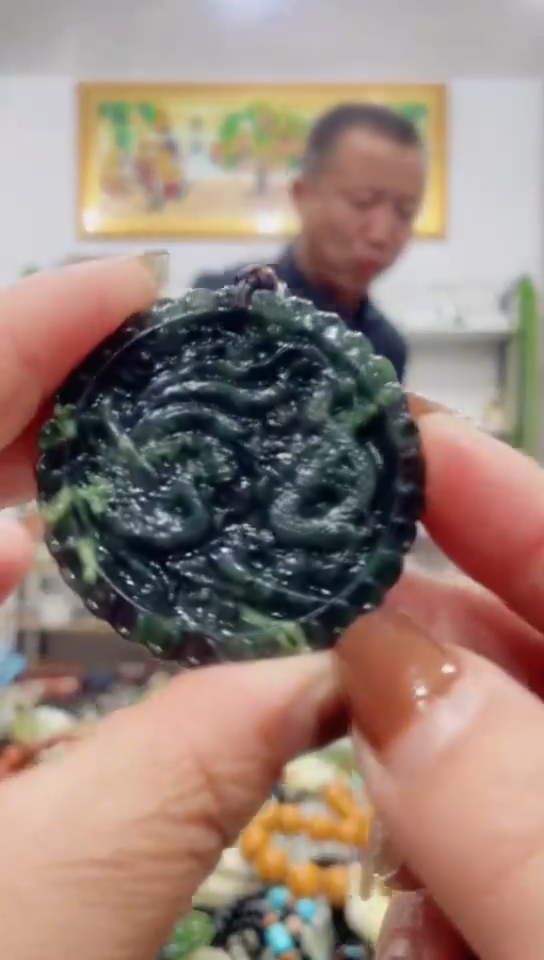未镶嵌蛇纹石玉挂件     