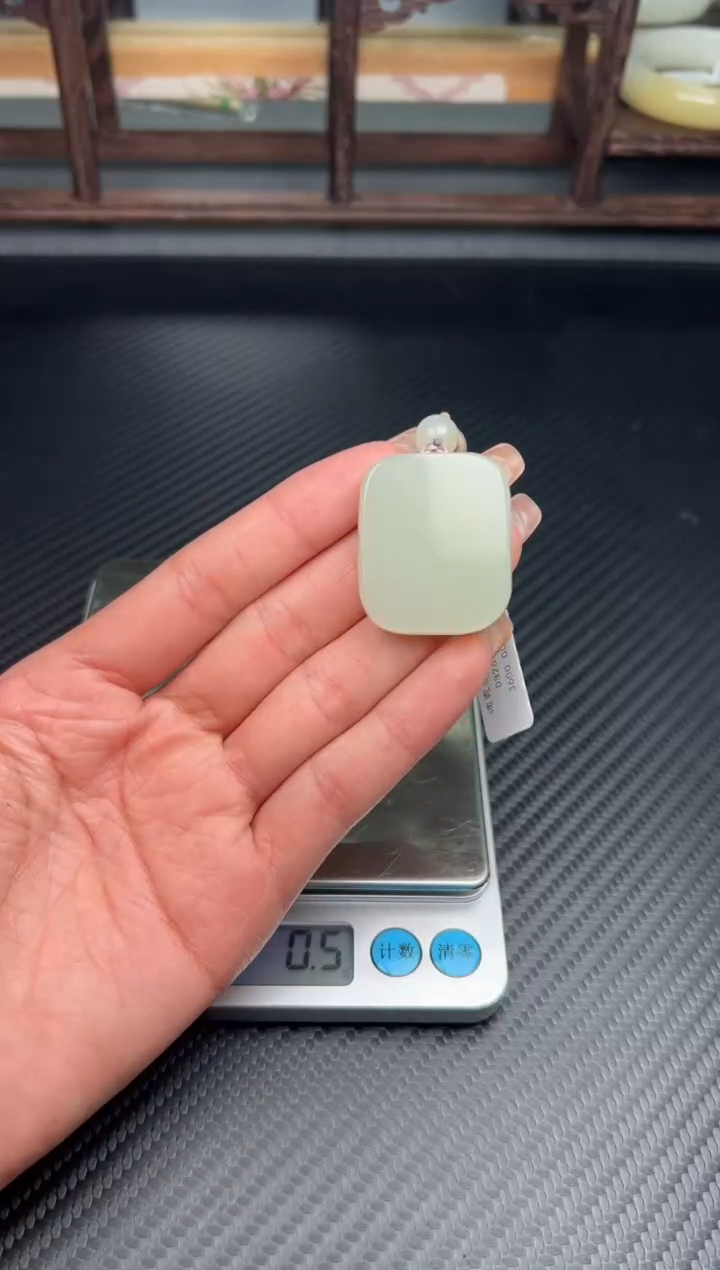 吊坠(赠链)未镶嵌和田玉余*姐且末微色差迪克兰一细吊坠