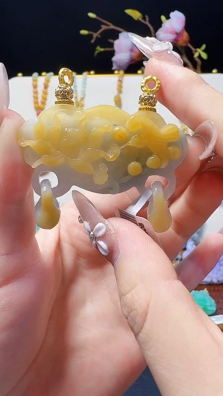 翡翠未镶嵌颈饰如意锁