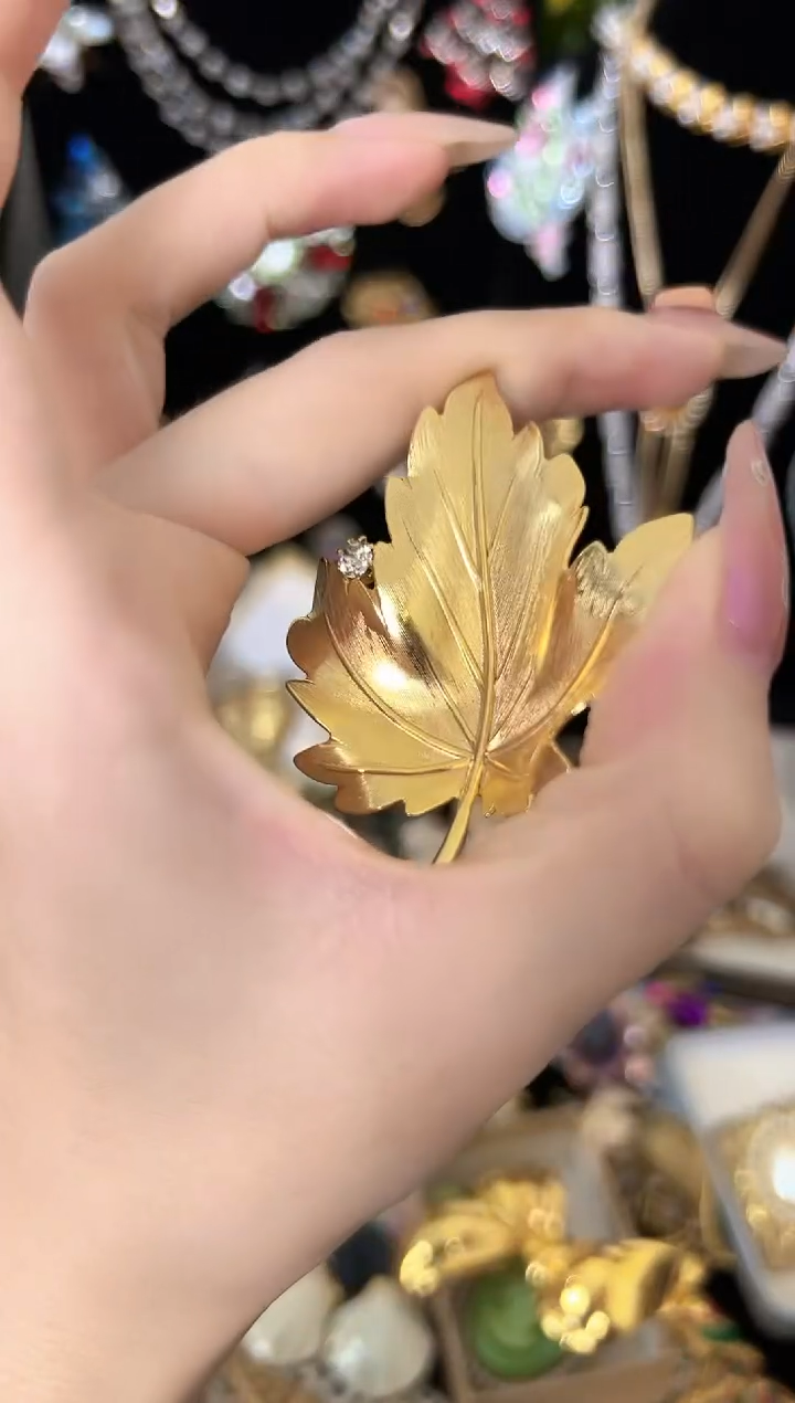 铜合金合成碳硅石带莱茵石枫叶胸针