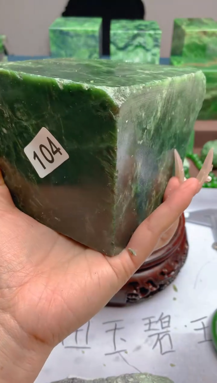 和田玉（碧玉）未镶嵌珠宝半成品1