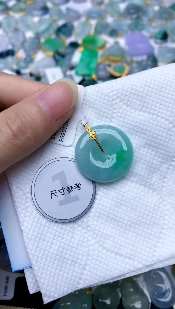 颈饰18K金镶嵌翡翠天然A货翡翠