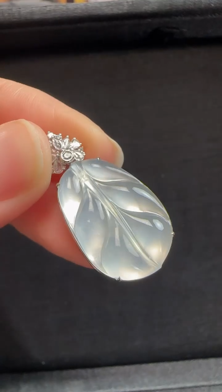 【闪购商品】翡翠颈饰18K金镶嵌446叶子一个