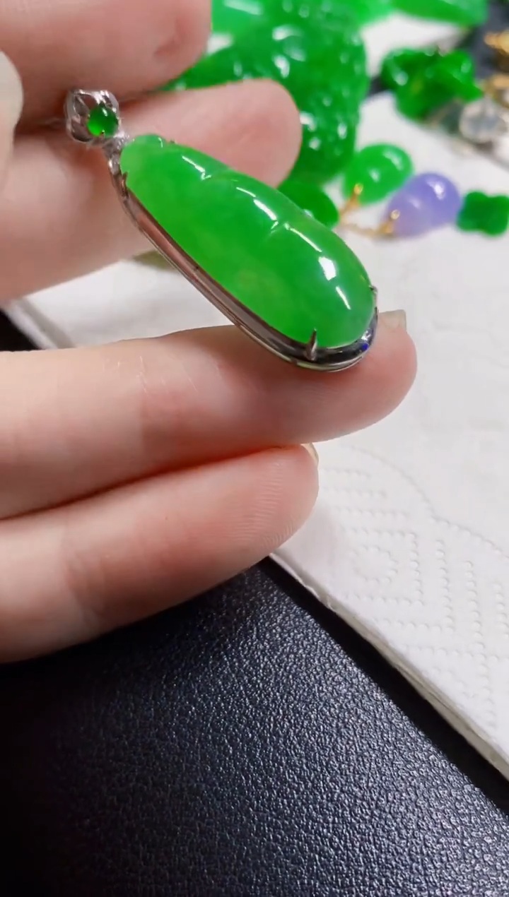 颈饰18K金镶嵌翡翠小**️豆