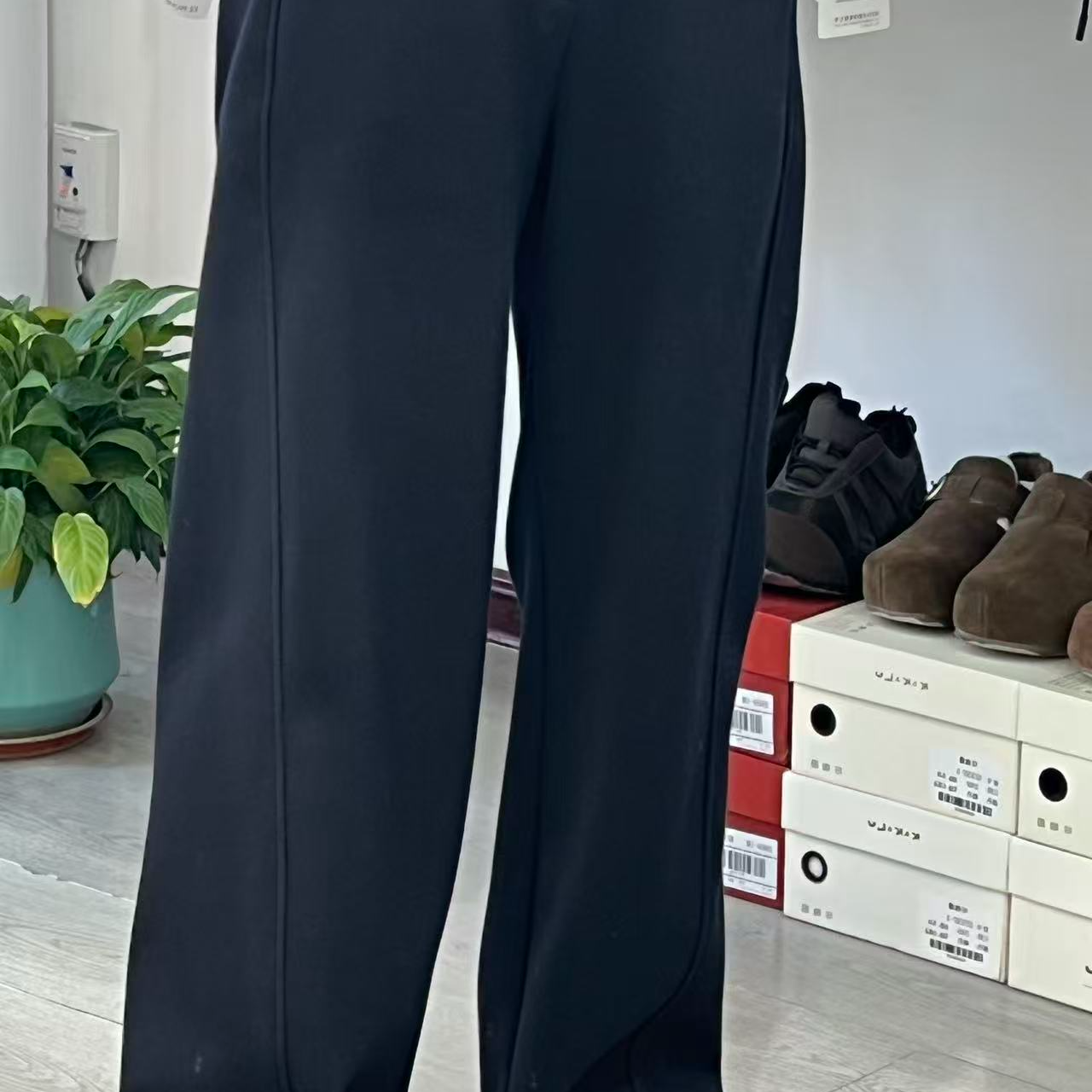 前面两个口袋的加绒阔腿裤