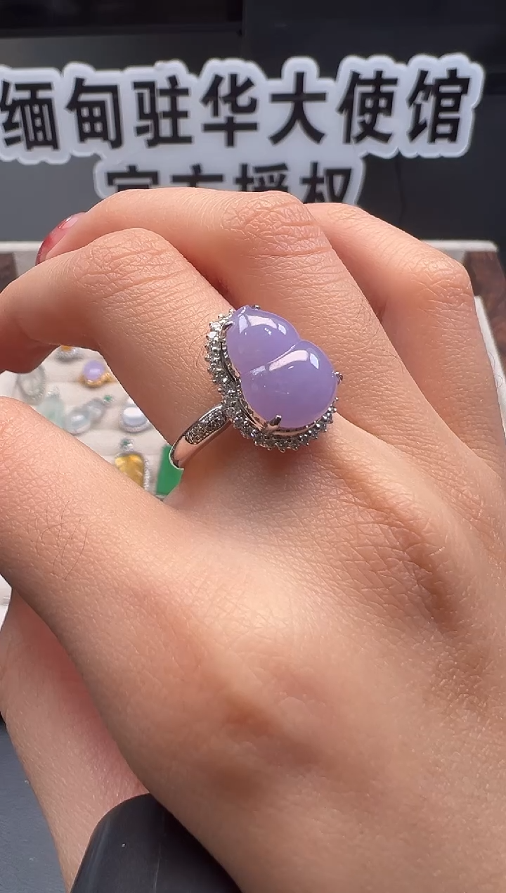 18K金镶嵌戒指翡翠缅甸珠宝严选