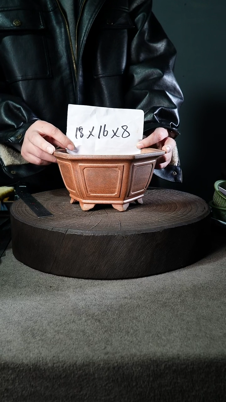 A宜兴紫砂小花盆