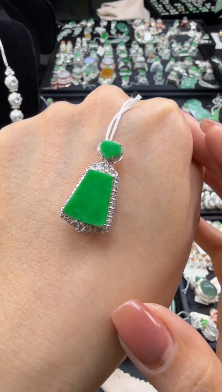 【闪购商品】翡翠吊坠(赠链)18K金镶嵌天然翡翠无事牌